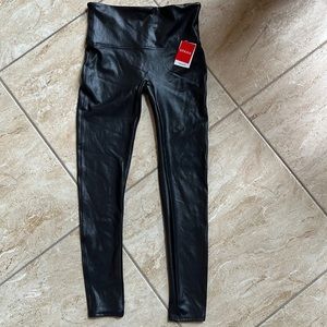 Faux leather leggings, black